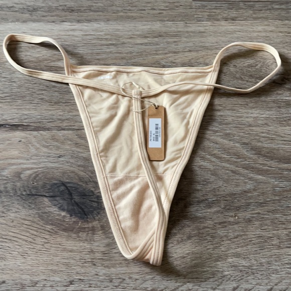 Skims Silky Thong in Sand Size XL - Picture 3 of 10